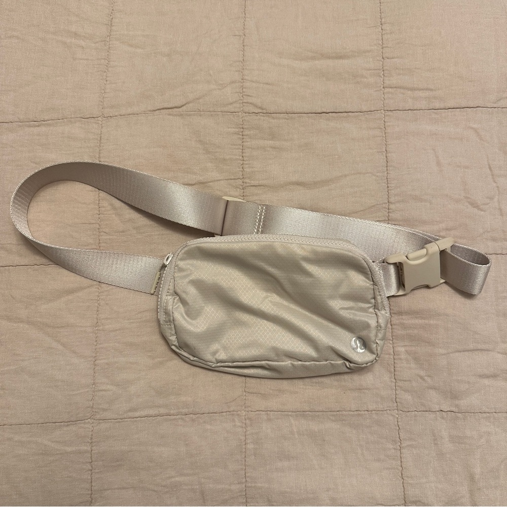 Lululemon Everywhere Belt Bag - White Opal